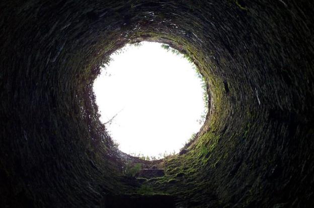 74585-From-the-bottom-of-the-well_view